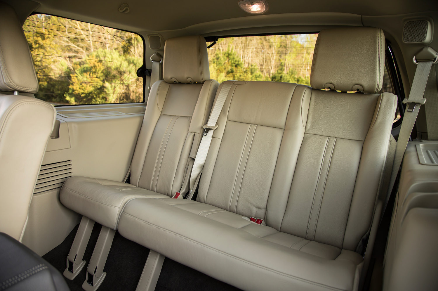 Comparison GMC Acadia Limited 2017 vs Lincoln Navigator SUV 2015